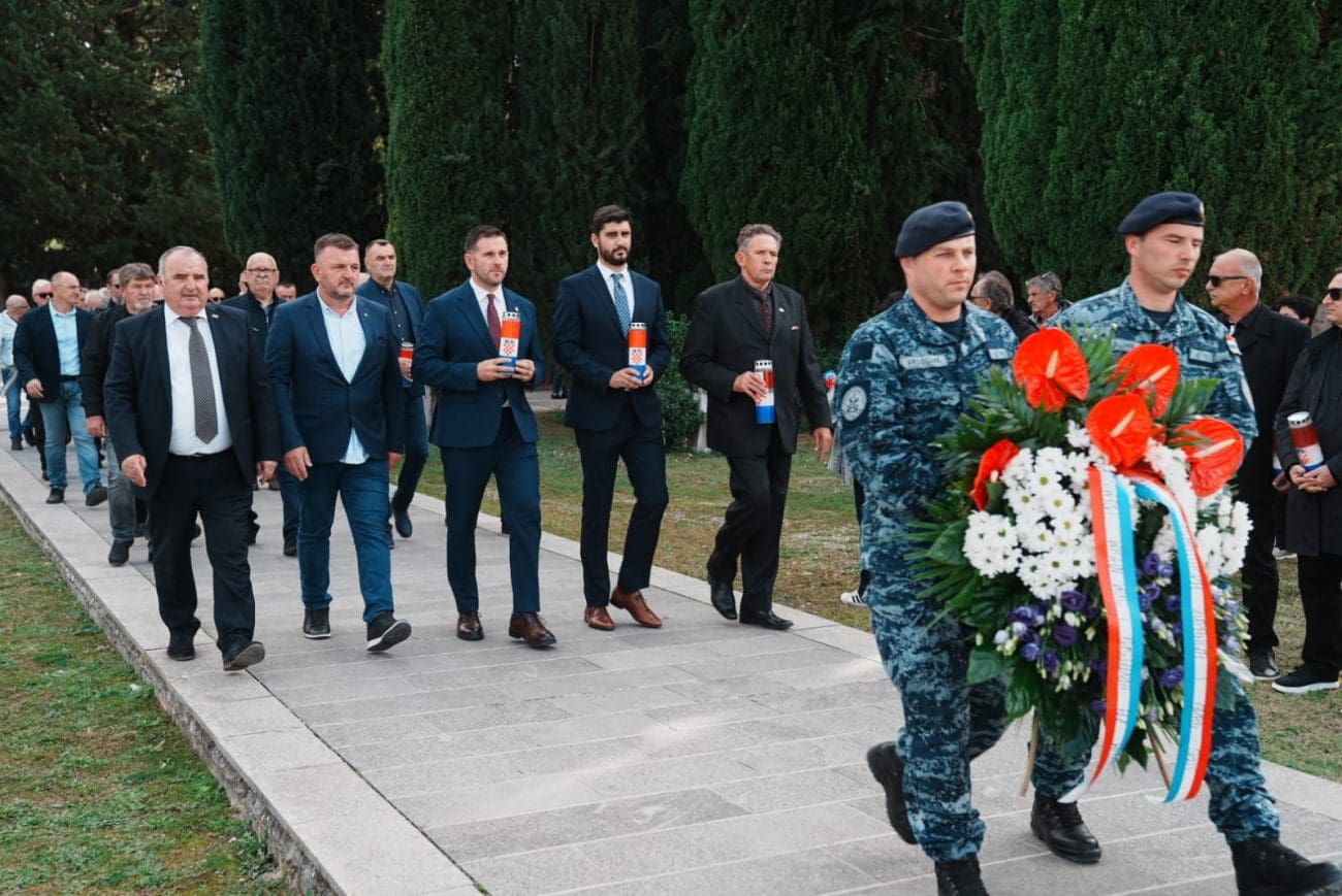 Počast hrvatskim braniteljima: Predstavnici Splita i Županije položili vijence na Lovrincu