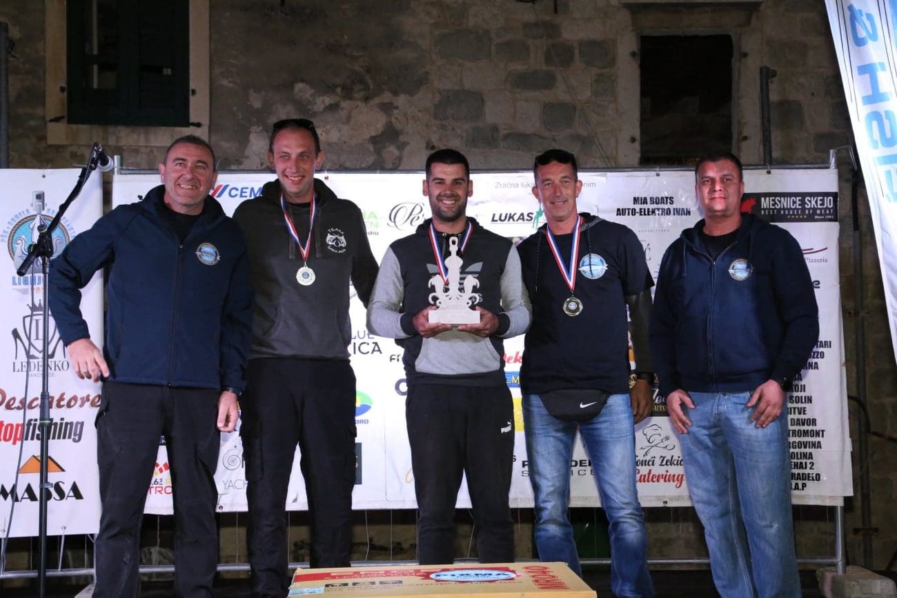 KAŠTELANSKI LIGNJOLOV - Ekipa Antonia Jurića osvojila prvo mjesto na humanitarnom lignjolovu