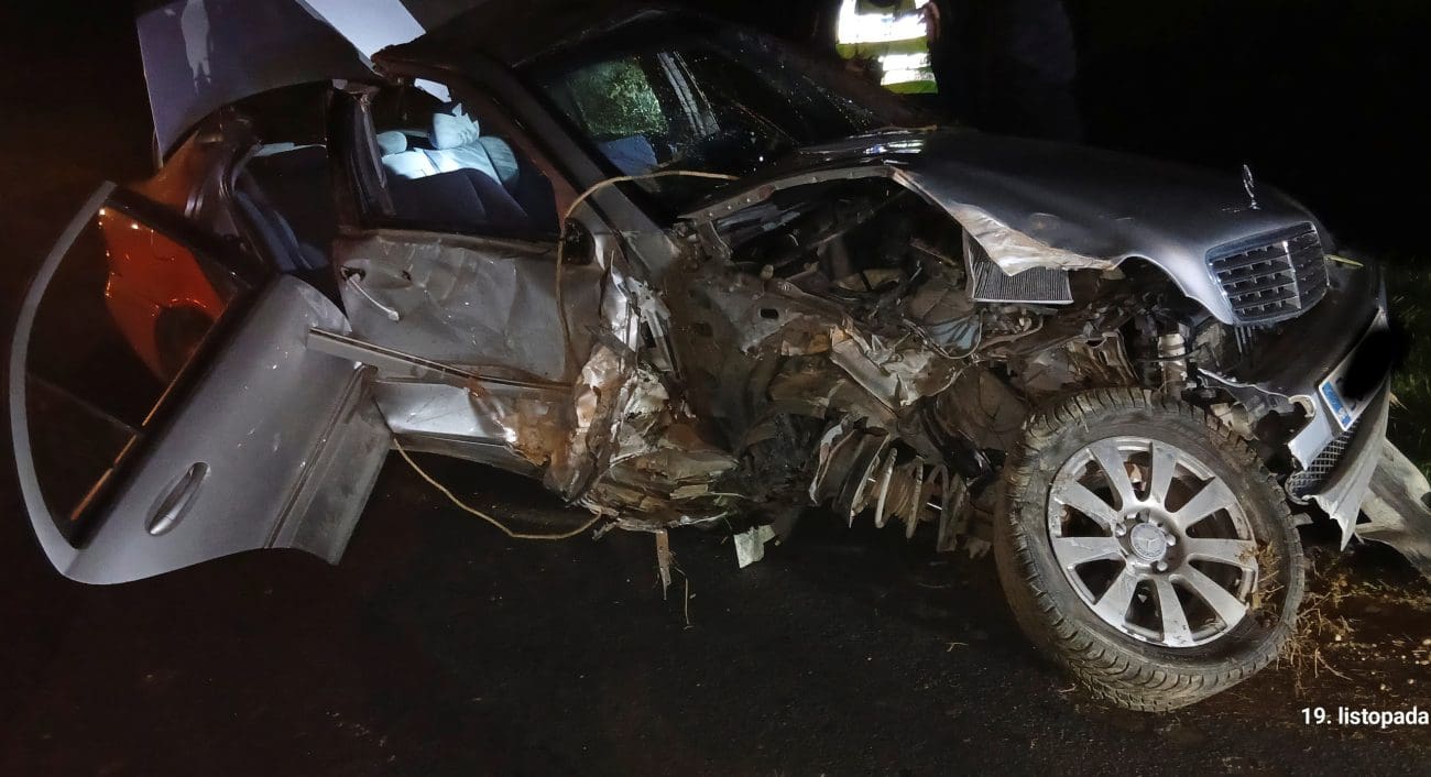 FOTO Mladić smrtno stradao u prevrtanju automobila, vozačica teško ozlijeđena