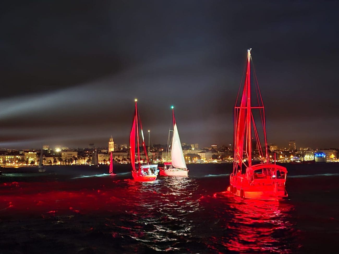 Valcer pod jedrima očarao Split – more postalo pozornica svjetla, glazbe i emocija
