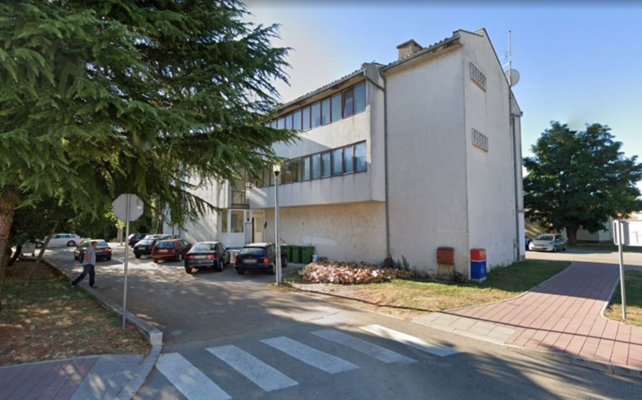 Incident u Trilju: Pijan izudarao gradsku službenicu i gurnuo monitor, uhićen je