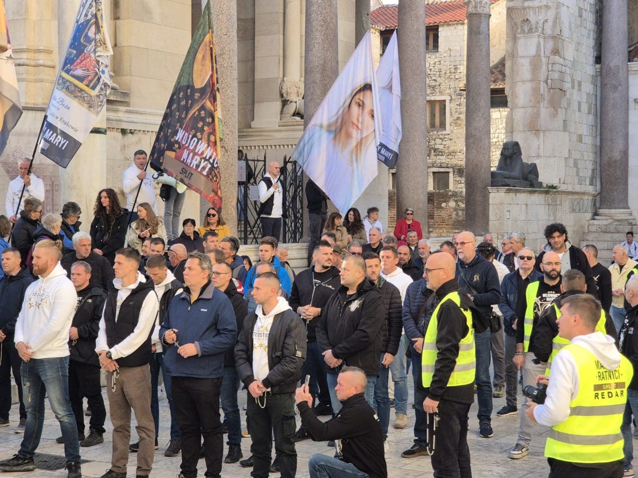 FOTO I VIDEO 'Marijini ratnici' na Peristilu molili za čednost žena i domovinu