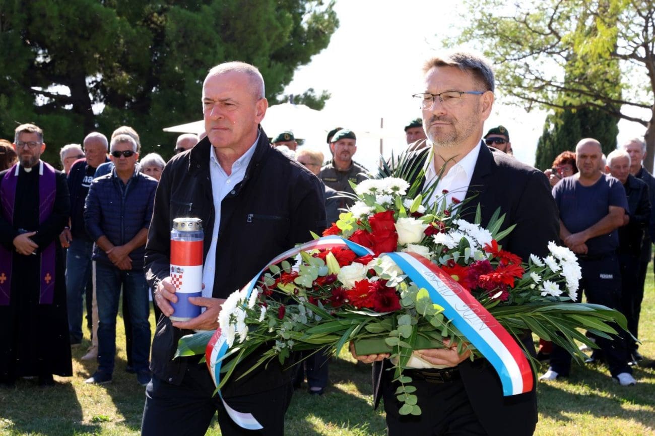 PRISJEĆANJE NA HEROJA Gradonačelnik Ninčević odaje počast Nenadu Režiću