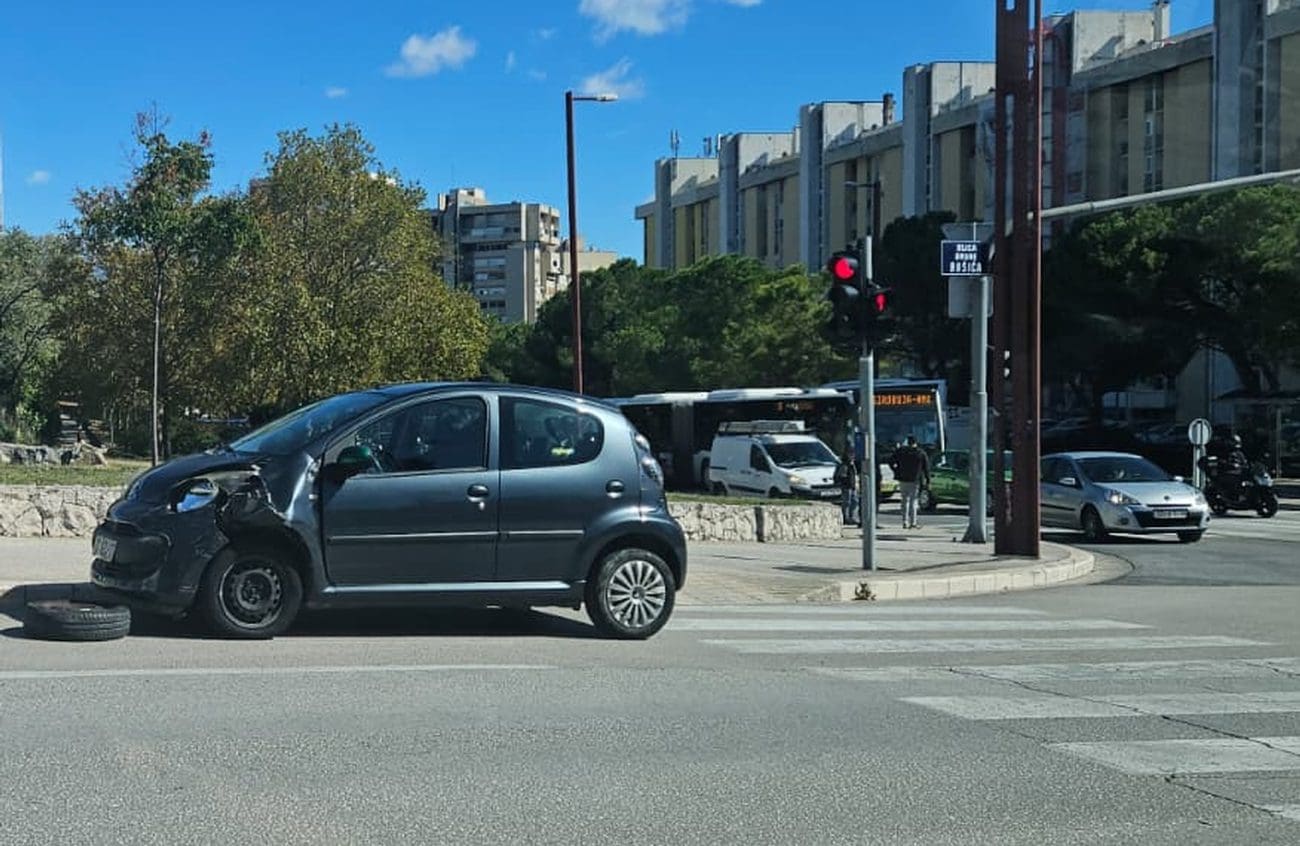Prometna nesreća u Splitu: Sudar dva osobna vozila, jedna osoba zatražila liječničku pomoć