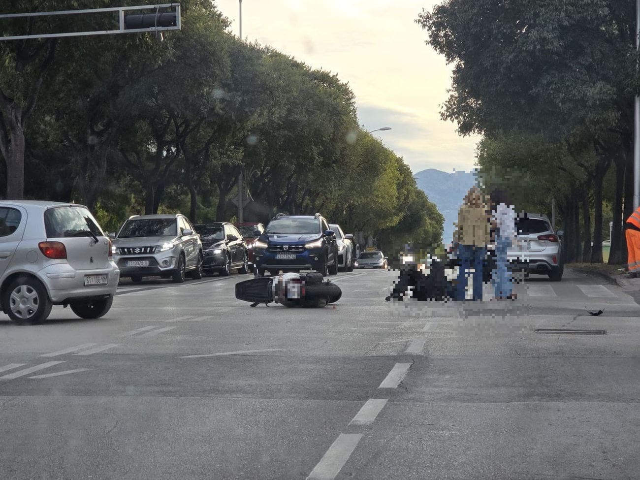 Prometna nesreća u Vukovarskoj ulici: Sudar automobila i motocikla, očevid u tijeku