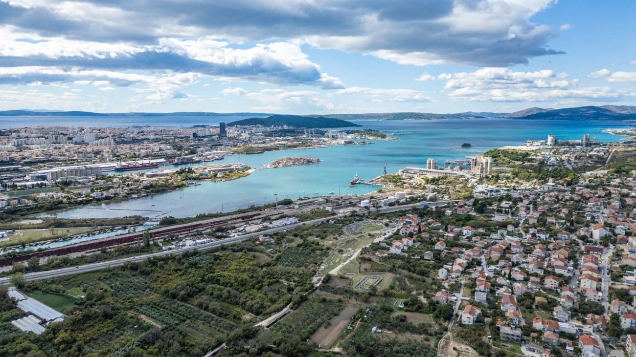 Mještani Vranjica strahuju zbog stare tvornice. Upalili su svijeće za 400 preminulih od azbesta Sveti Kajo, Vranjic panorama