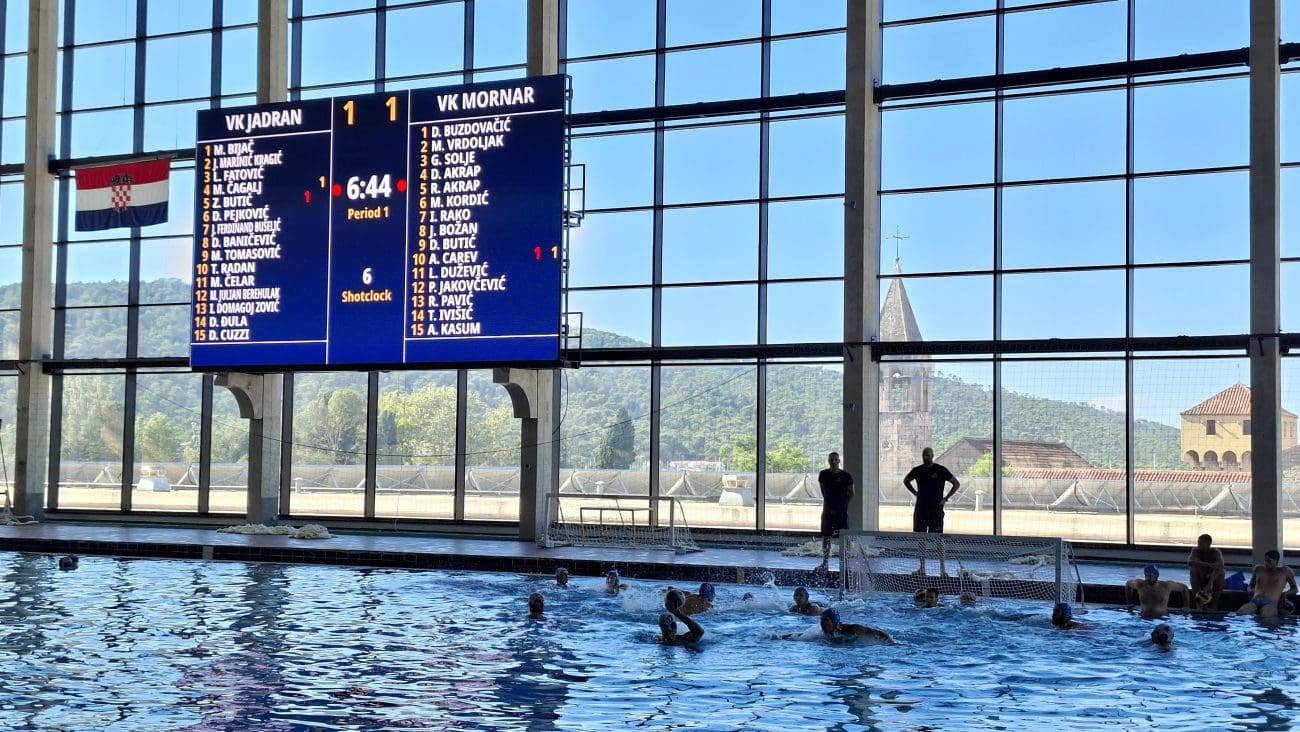 FOTOGALERIJA Nakon 33 godine novi moderni višenamjenski semafor je stigao na Olimpijski bazen u ŠC Bazeni Poljud