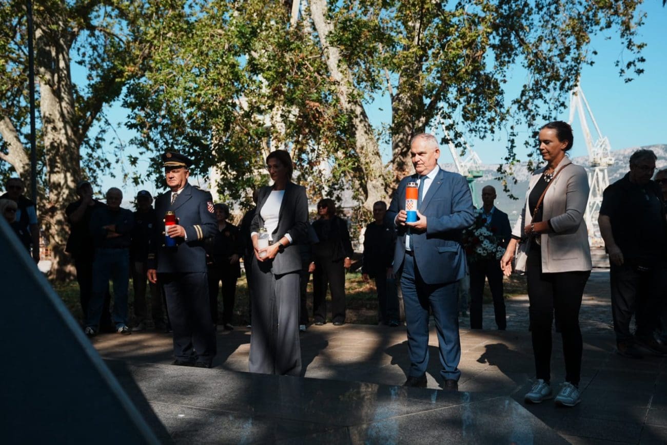 35 godina Škverskog bataljuna: Zapaljene svijeće i položeno cvijeće za one koji su svoje živote dali za domovinu