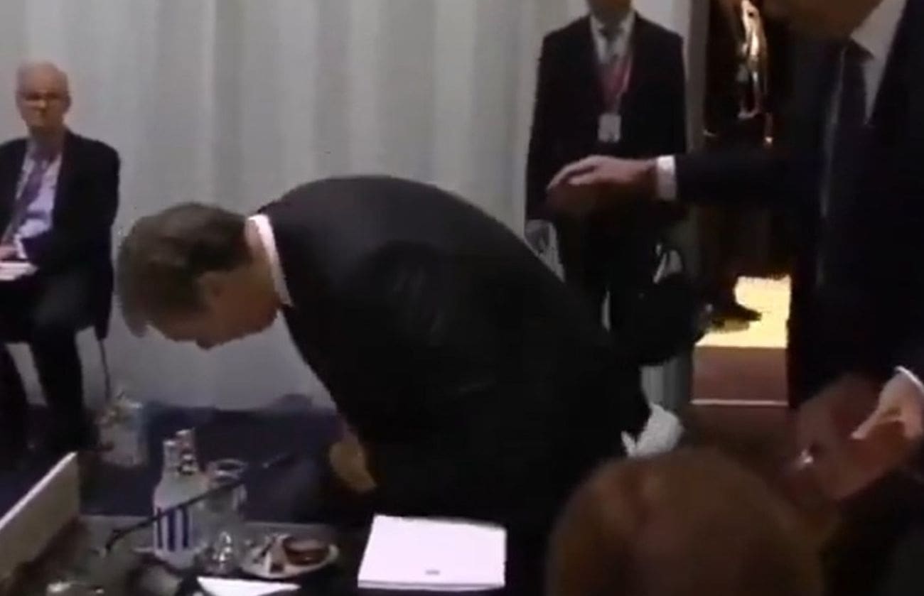 VIDEO Vučić zbunjeno tražio svoje mjesto, čak uspio razbiti stolicu