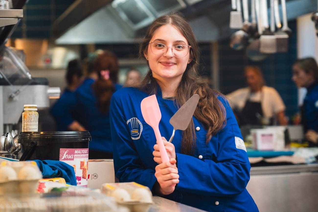 Humanitarni projekt Lionsa: kuharica ‘Kuhanje i služenje, s ljubavlju iz Hrvatske’ pomaže mladim kuharima