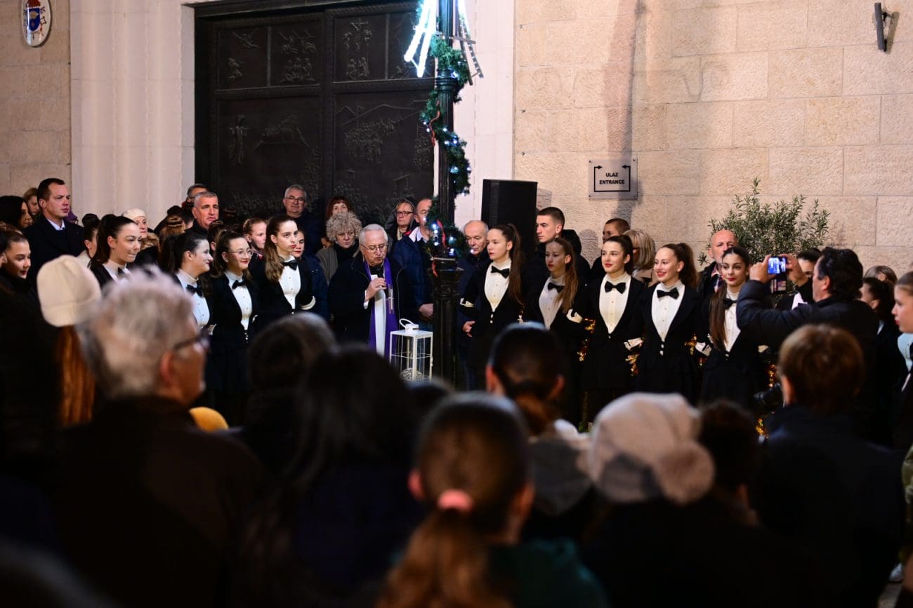 Adventska čarolija u Sinju: Prva svijeća donijela radost i zajedništvo