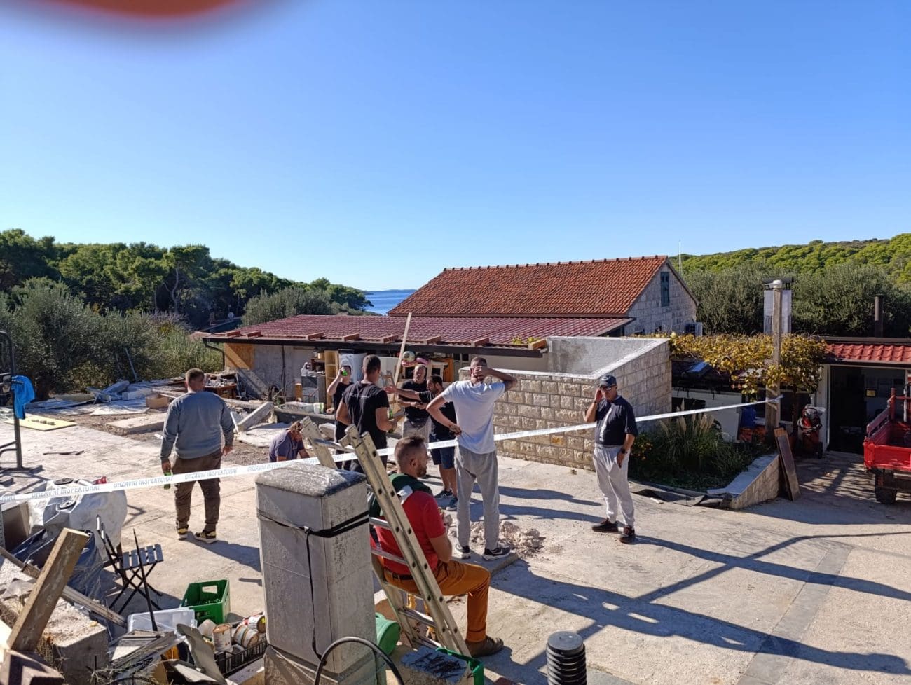 Građevinski inspektori ispred Hvara: Kreće rušenje 37 ilegalnih objekata na Paklenjacima, redom svjetski poznatih restorana!