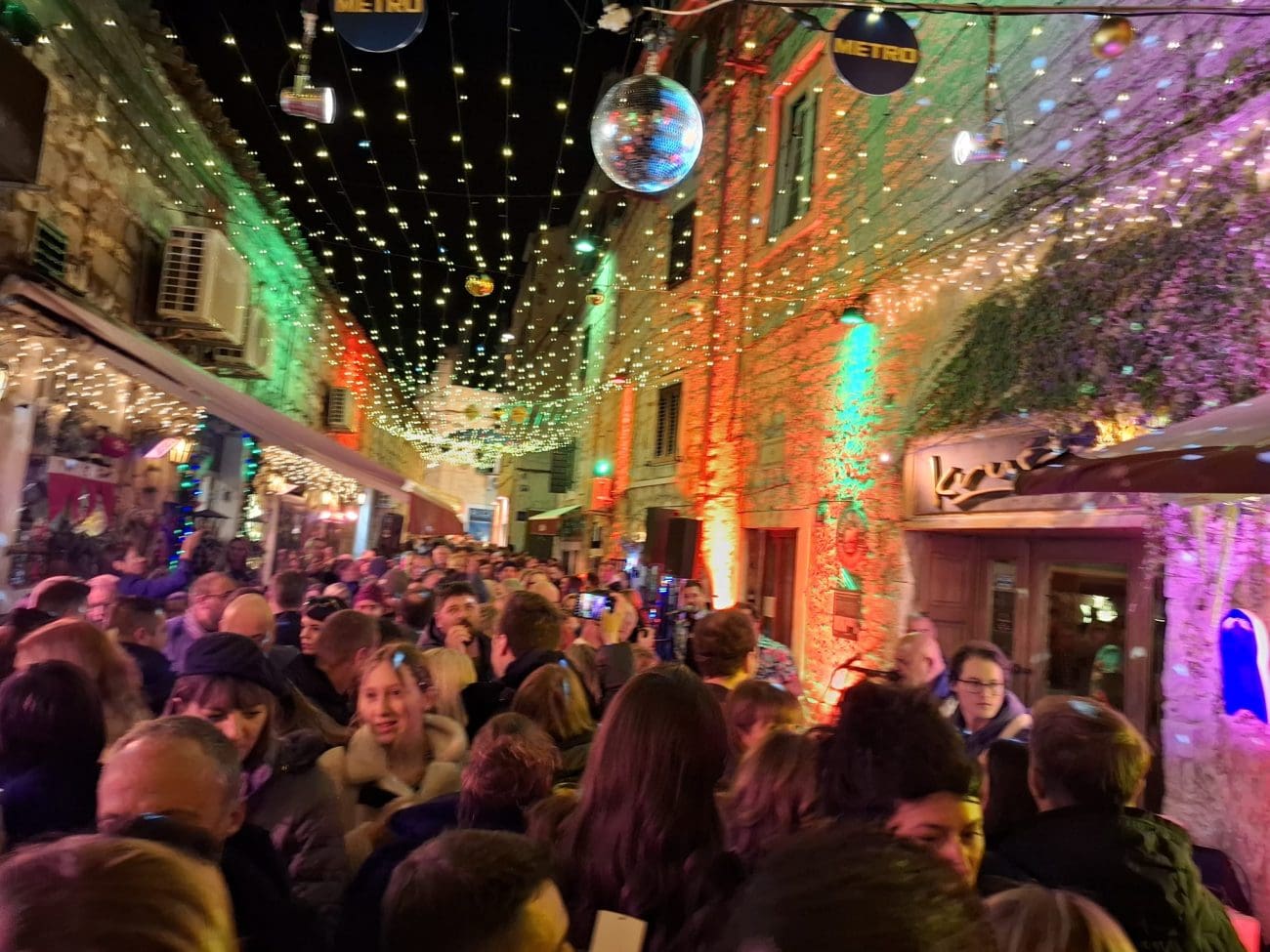 Split večeras 'gori'! Adventski beach-party privukao Splićane, sve je krcato