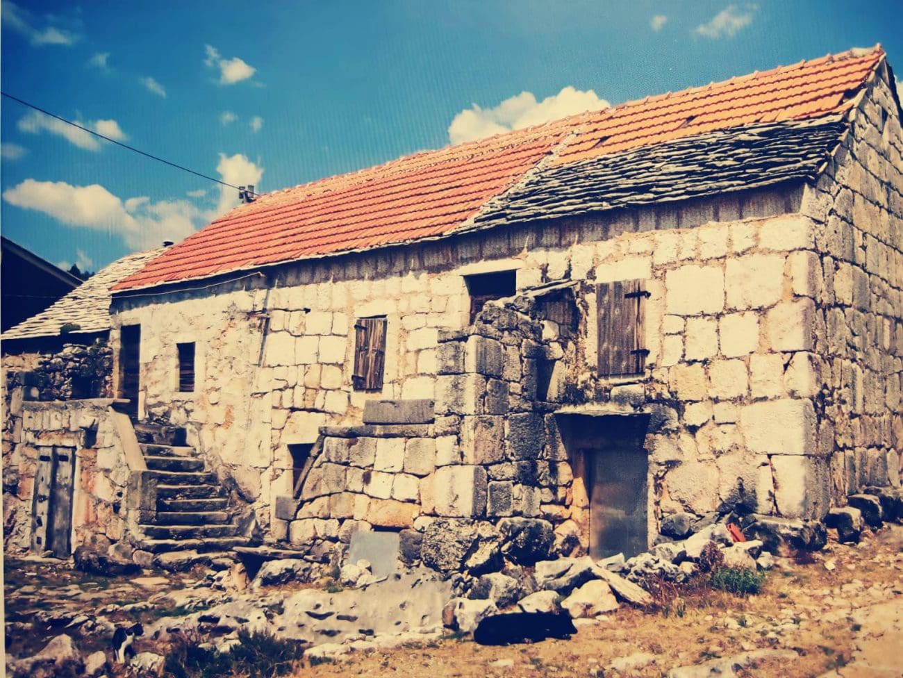 Ovo je obiteljska kuća našeg slavnog skladatelja. Bio je u zatvoru zbog ‘ustaške’ himne, a nekada su vodili kultni restoran u Getu