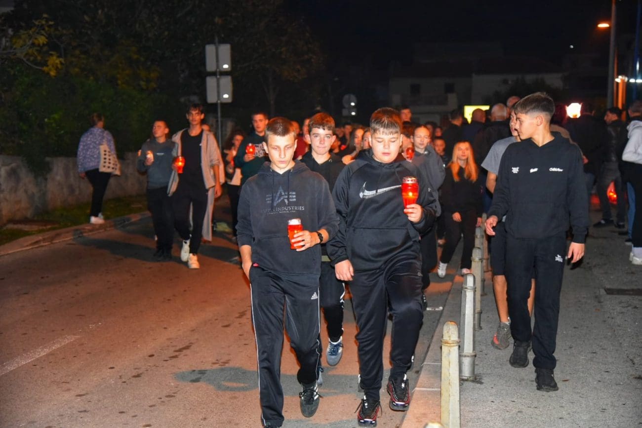 "Zapali svijeću - upali sjećanje": Kaštelani paljenjem svijeća odali počast žrtvama Vukovara i Škabrnje
