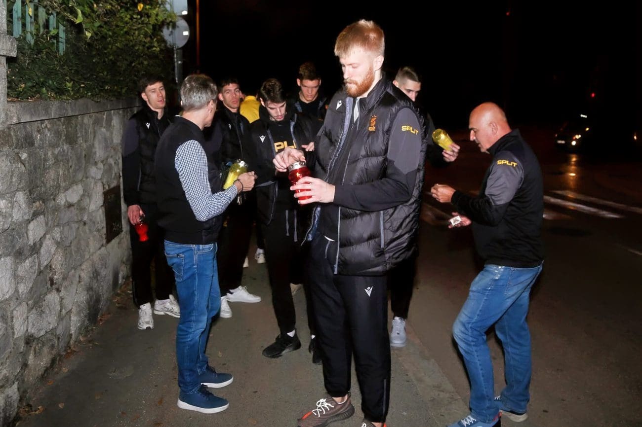 Igrači i uprava KK Splita zapalili svijeće za Vukovar i Škabrnju: "Ponos, poštovanje, ljubav… Sjećamo se vječno"