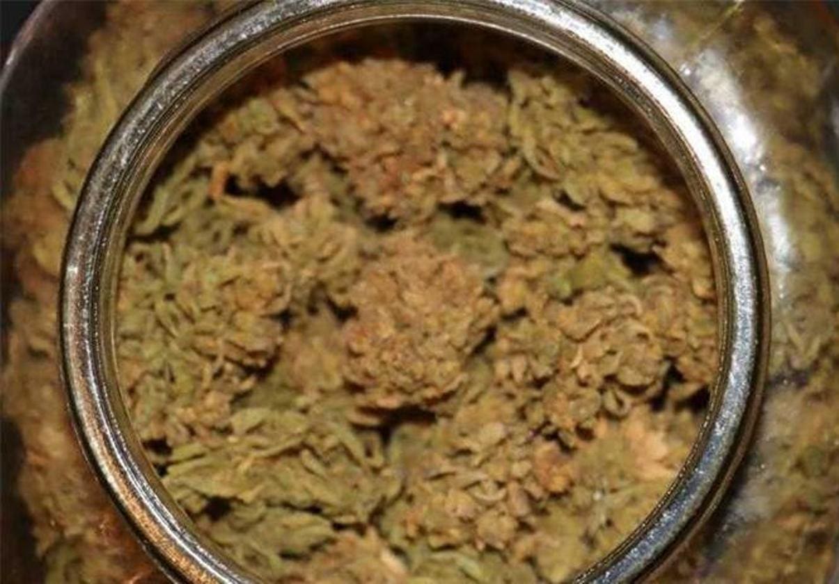 Policija pretražila dom 59-godišnjaka, pronađene staklenke marihuane i oprema