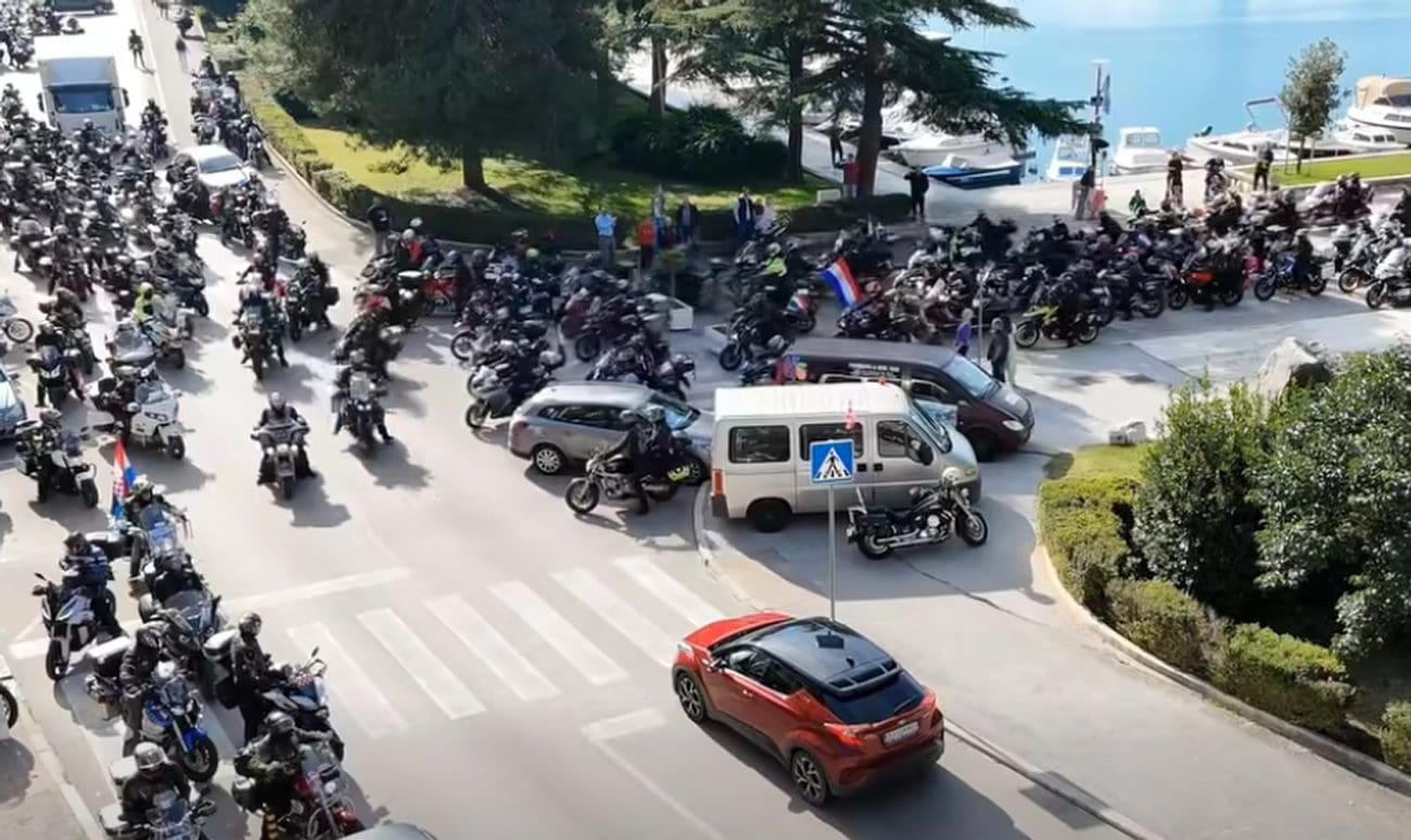 FOTO I VIDEO Impresivna karavana od 350 bajkera prošla kroz Ploče u čast žrtvama Vukovara
