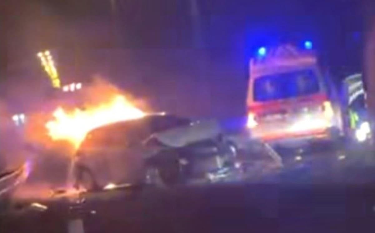 Auto planuo nakon sudara: Vozač kojeg su nogometaši Uskoka spasili iz gorućeg auta bori se za život