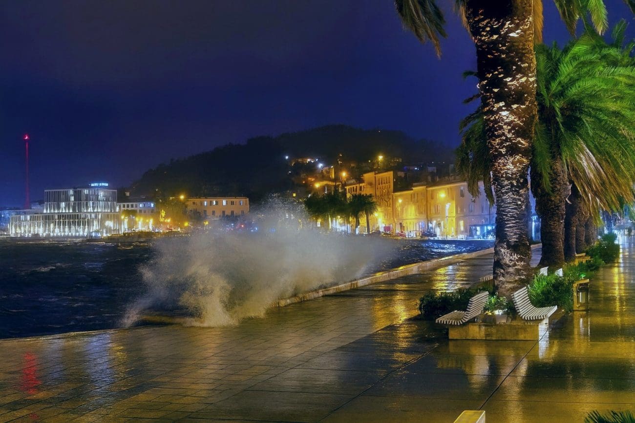 FOTO I VIDEO Nevrijeme u Splitu i okolici: Valovi prelijevali Rivu, jedna prometnica na širem kaštelanskom području zatvorena. Donosimo snimke