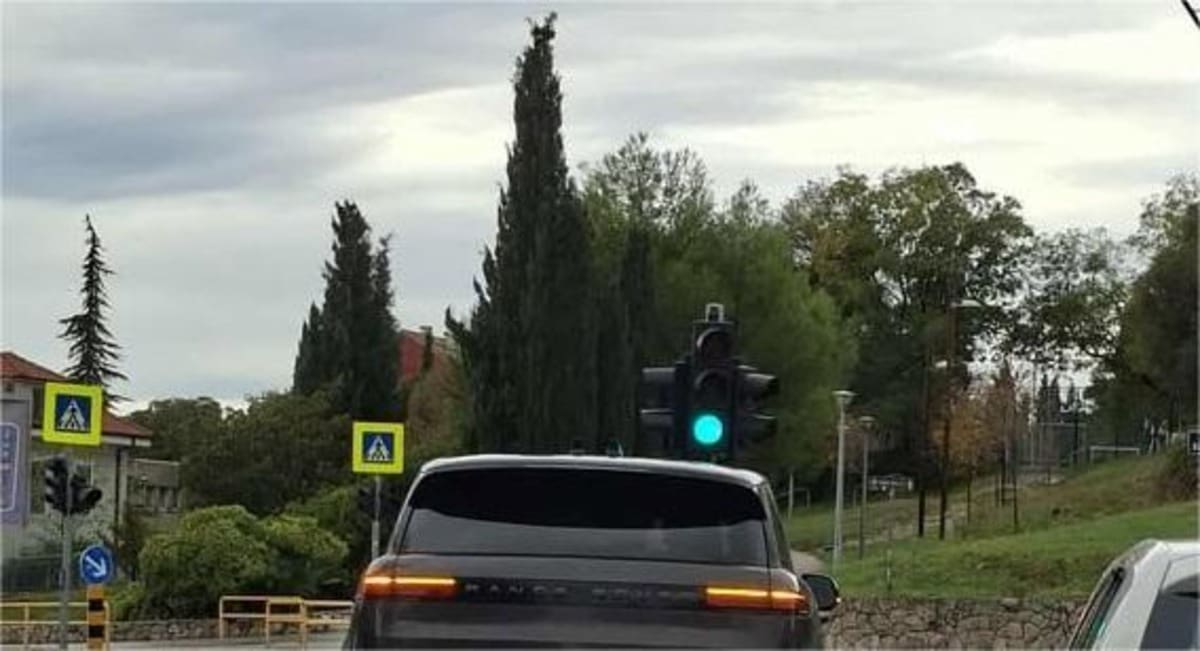 Što kažete na ovo zaustavljanje i parkiranje na 'splitski način'?