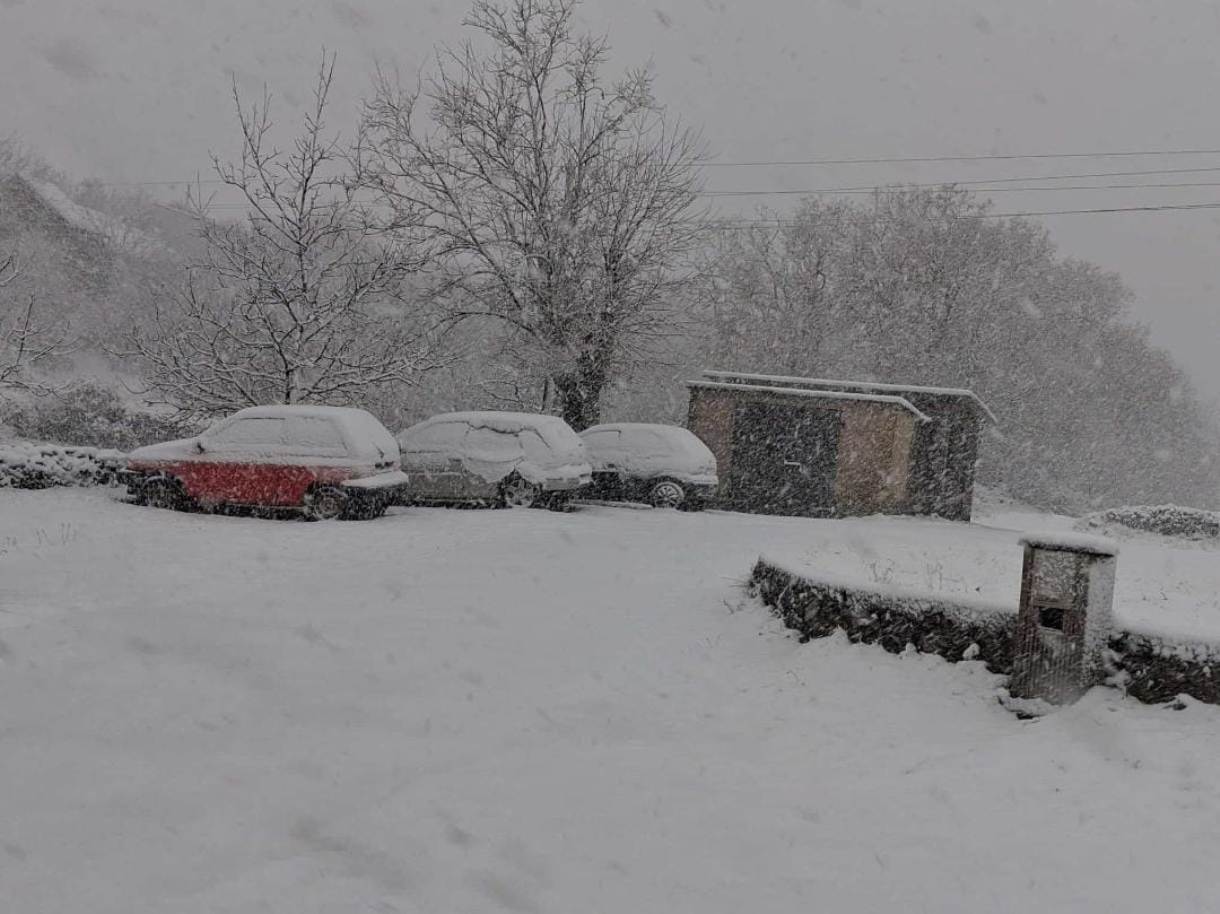 FOTO I VIDEO Bura jača, snijeg pada u Zagori: Zimski prizori u Dalmaciji, problemi u cestovnom i pomorskom prometu