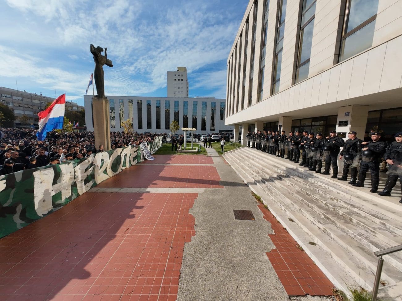 Prosvjednici stigli do zgrade suda