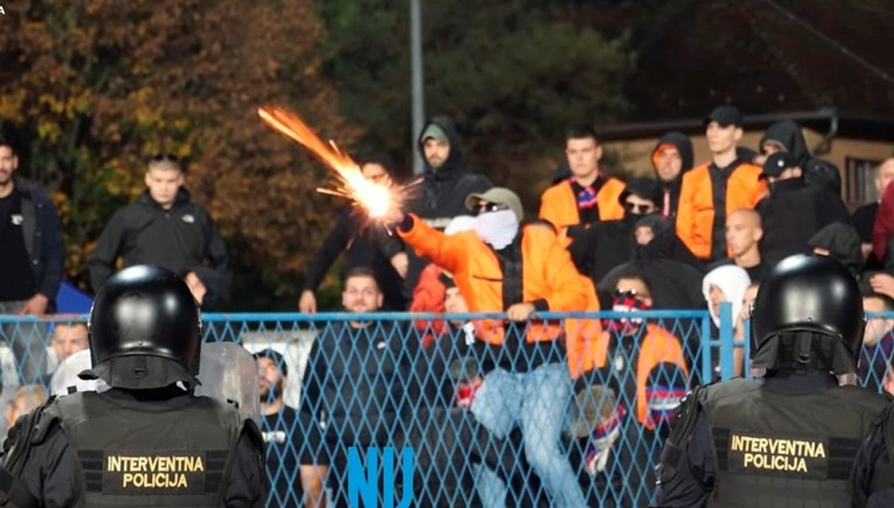 VIDEO Mladi Splićanin ispalio signalnu raketu na utakmici u Vinkovcima. Priveden je