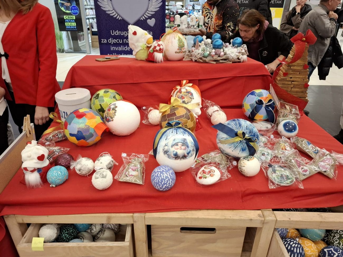 PJESMA I PLES U POZNATOM SPLITSKOM TRGOVAČKOM CENTRU Anđeli u City Centeru One: Djeca i volonteri zajedno izrađuju i prodaju rukotvorine za blagdane