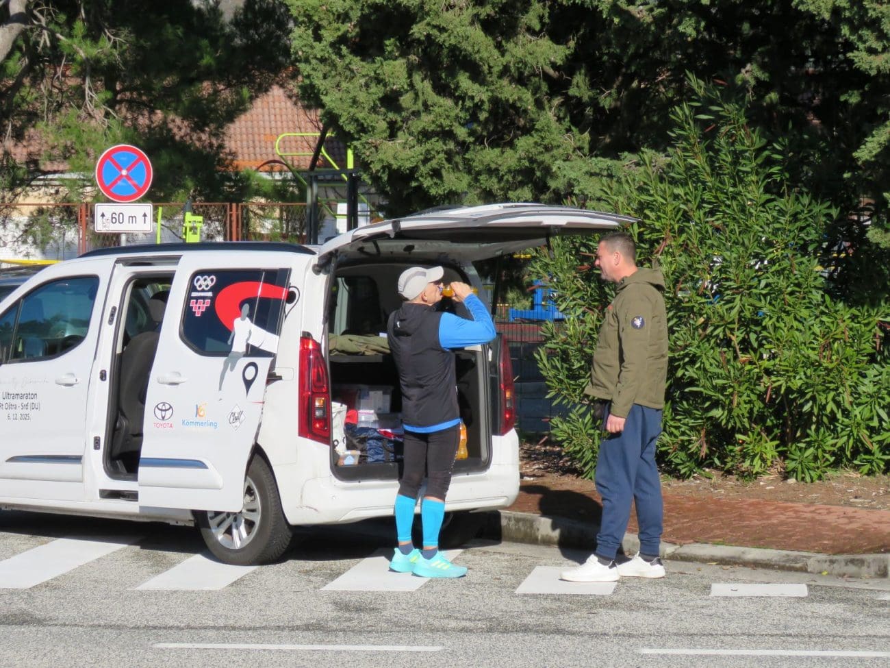 08 Kratki predah i okrijepa uz vozilo s ljudima iz njegove pratnje