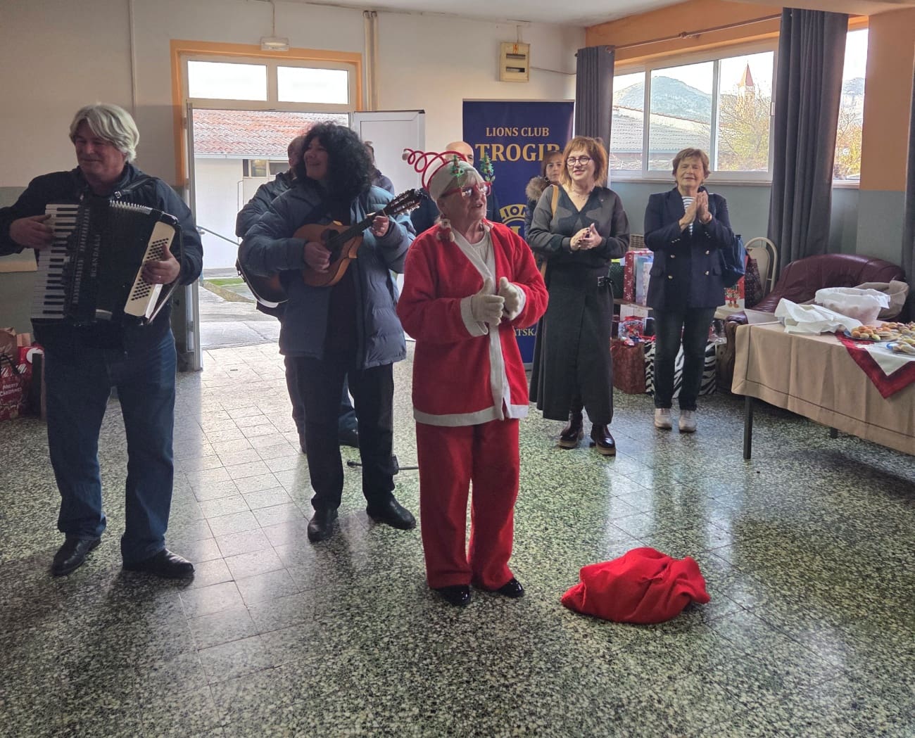 Lions klub Trogir razveselio štićenike Doma i pomogao slabovidnim obiteljima