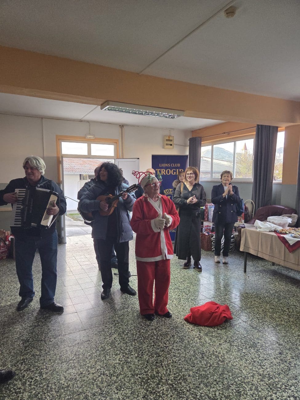 Lions klub Trogir razveselio štićenike Doma i pomogao slabovidnim obiteljima