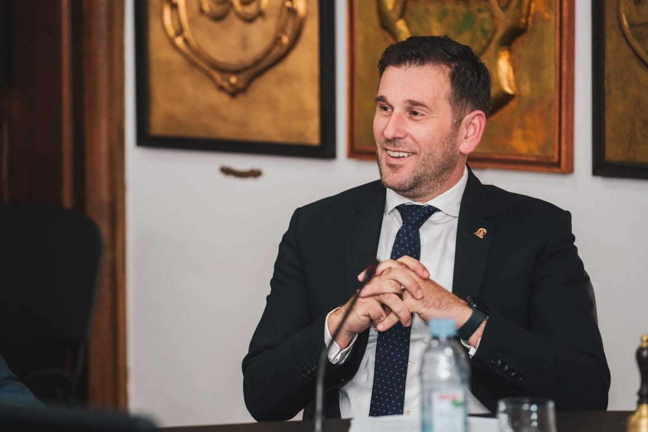 SDP Split: "Gradonačelnik Tomislav Šuta je danas u Saboru dignuo ruku za Bačićeve zakone..."