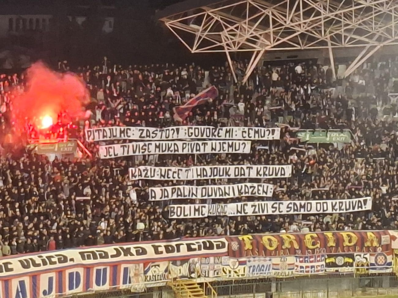 Torcida u završnici utakmice istaknula emotivnu poruku s tribine: "Pitaju me zašto..."
