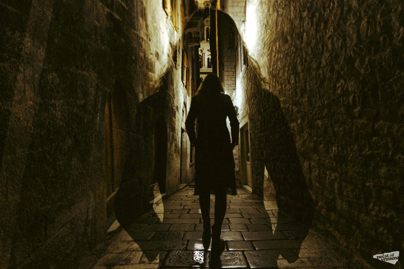 On je političar iz Splita koji je godinama zlostavljao suprugu. Ovo je priča inspirirana legednom o pokušaju spaljivanja jedine splitske "vještice"