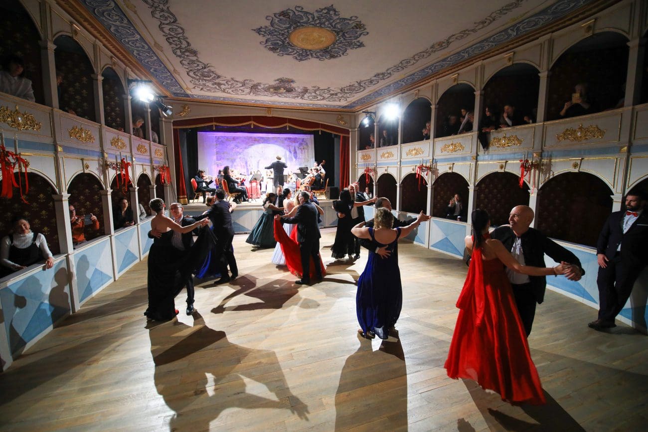 Božićni bal u Hvarskom kazalištu: Povratak tradicije na najljepši plesni podij