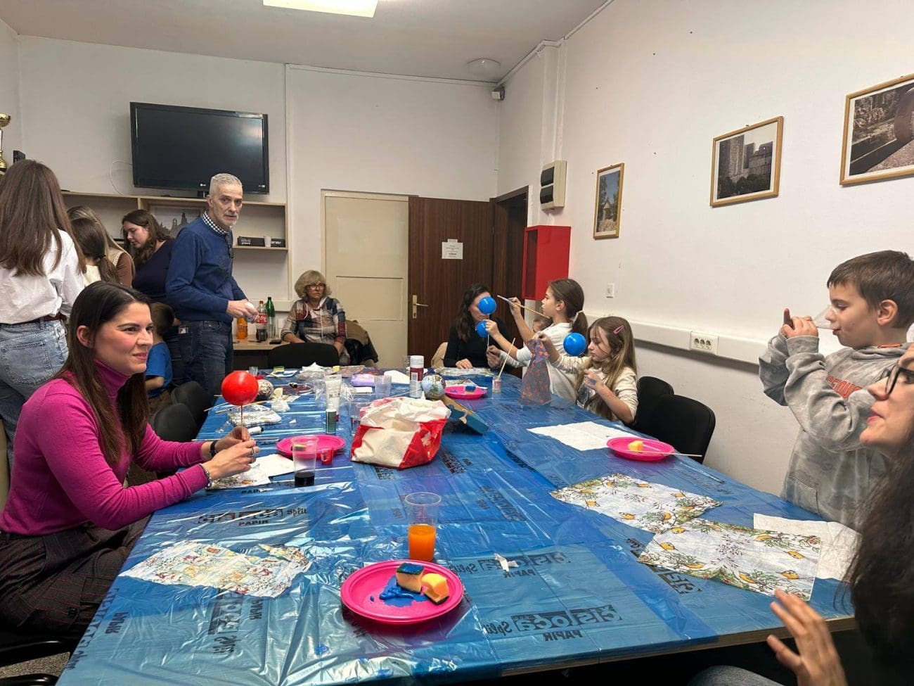 FOTO Matea Dorčić s djecom izrađivala božićne ukrase