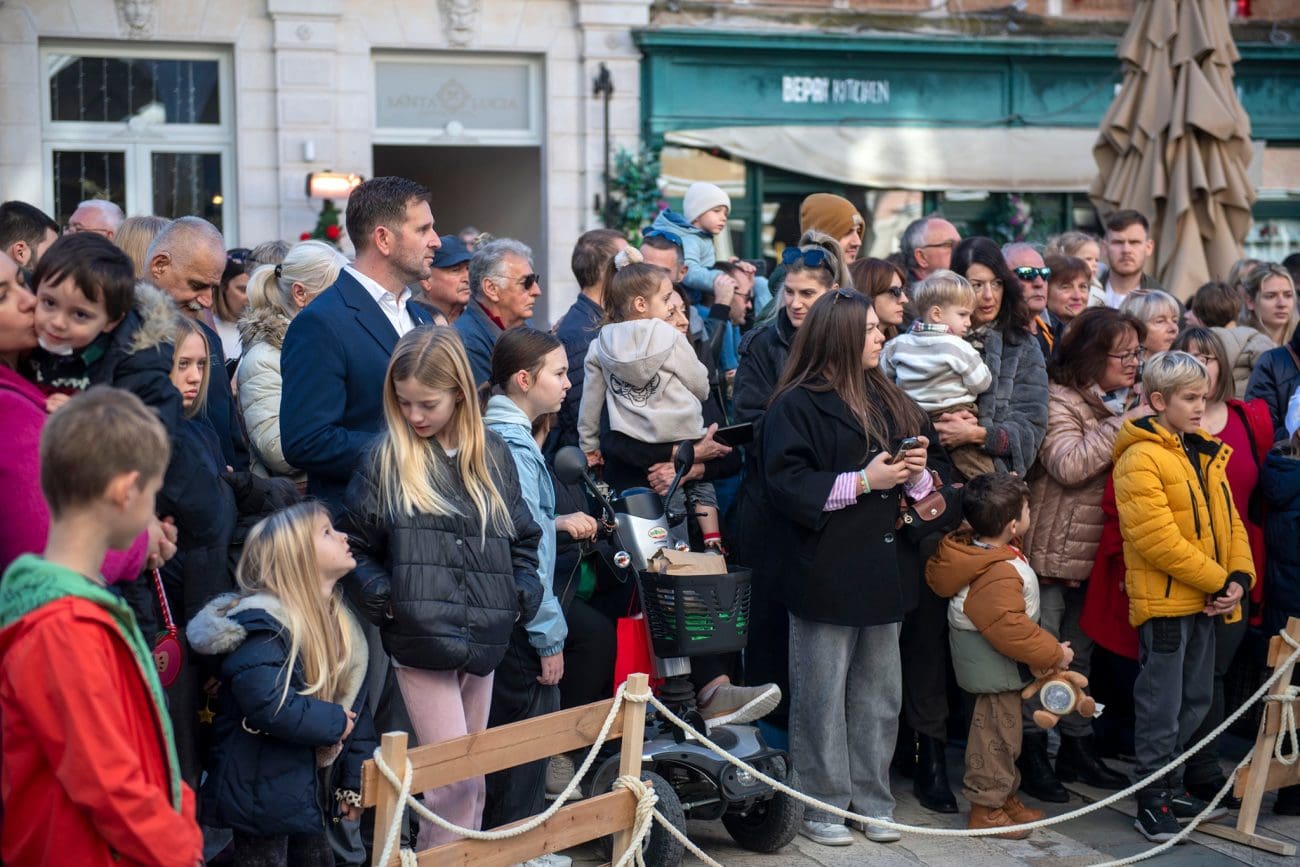 Advent u Splitu. Šuta dijelio prigodne pakete pšenice