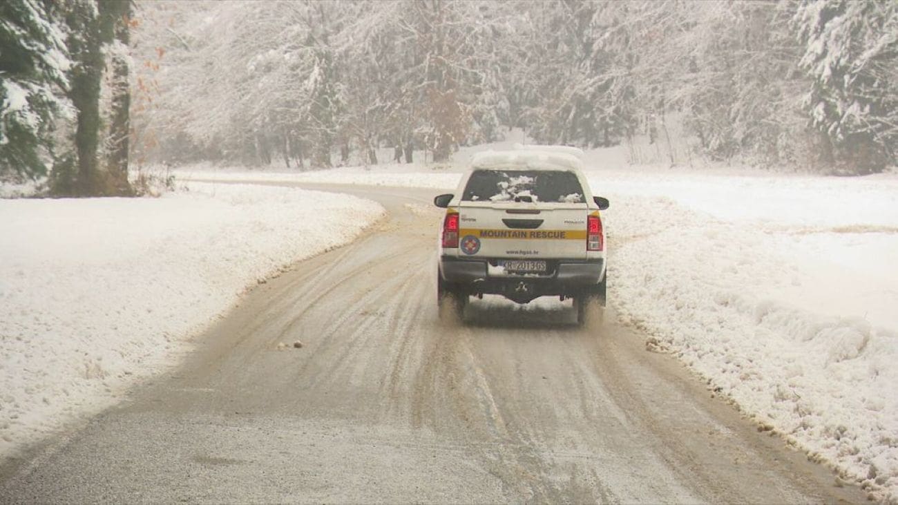 Nevrijeme 'pokosilo' dio Hrvatske za Božić: snijeg lomio stabla i električne stupove