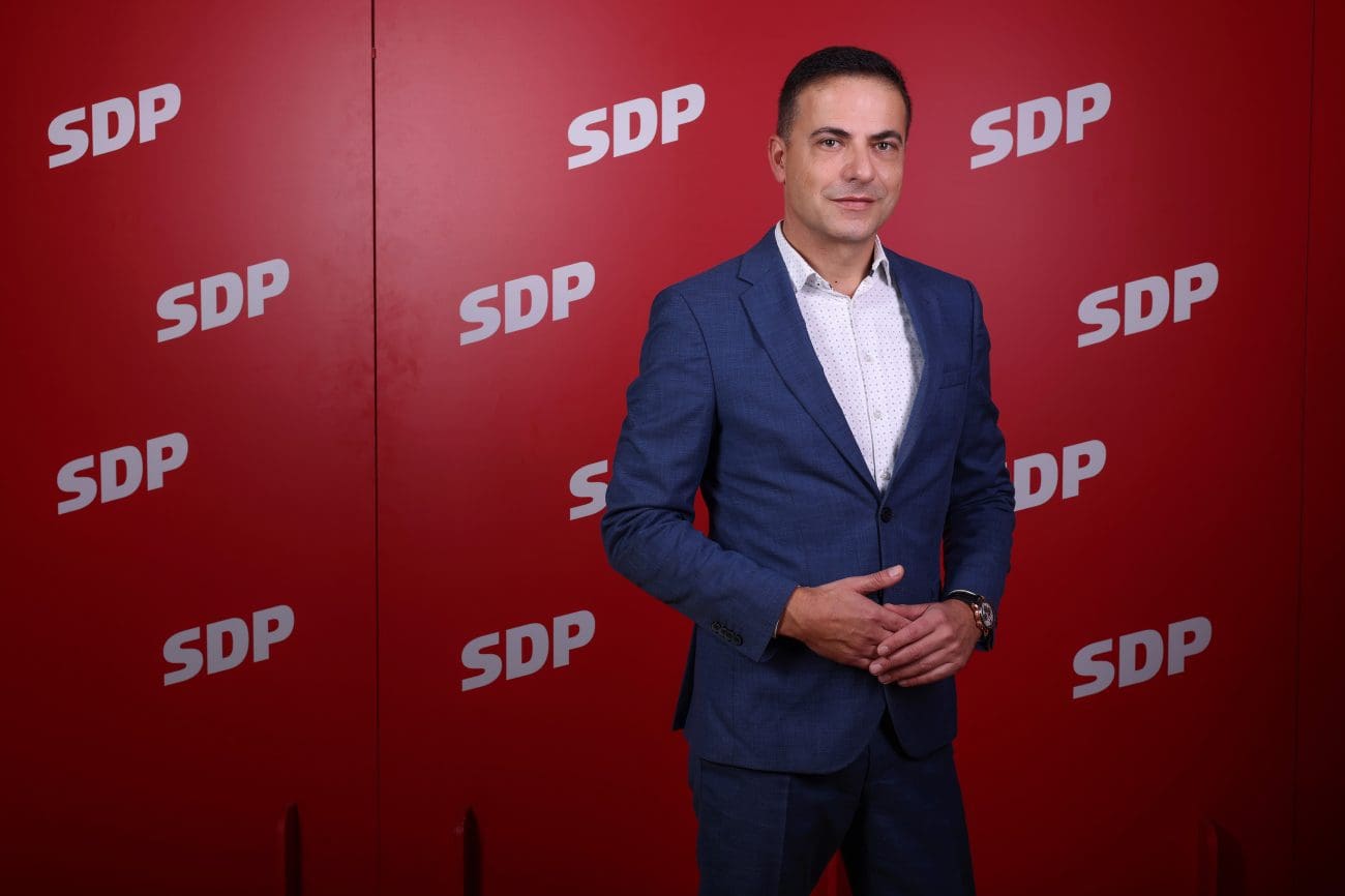 Adrian De Vrgna preuzima komunikaciju SDP-a: Poznati voditelj novi glasnogovornik stranke