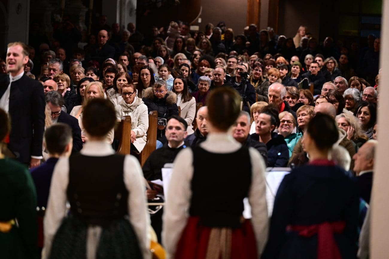 FOTOGALERIJA LADO oduševio Sinj božićnim koncertom u bazilici Čudotvorne Gospe Sinjske