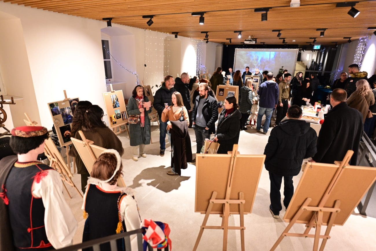 U Sinju otvorena izložba fotografija nastalih na radionici „Sinjska fotogalerija“