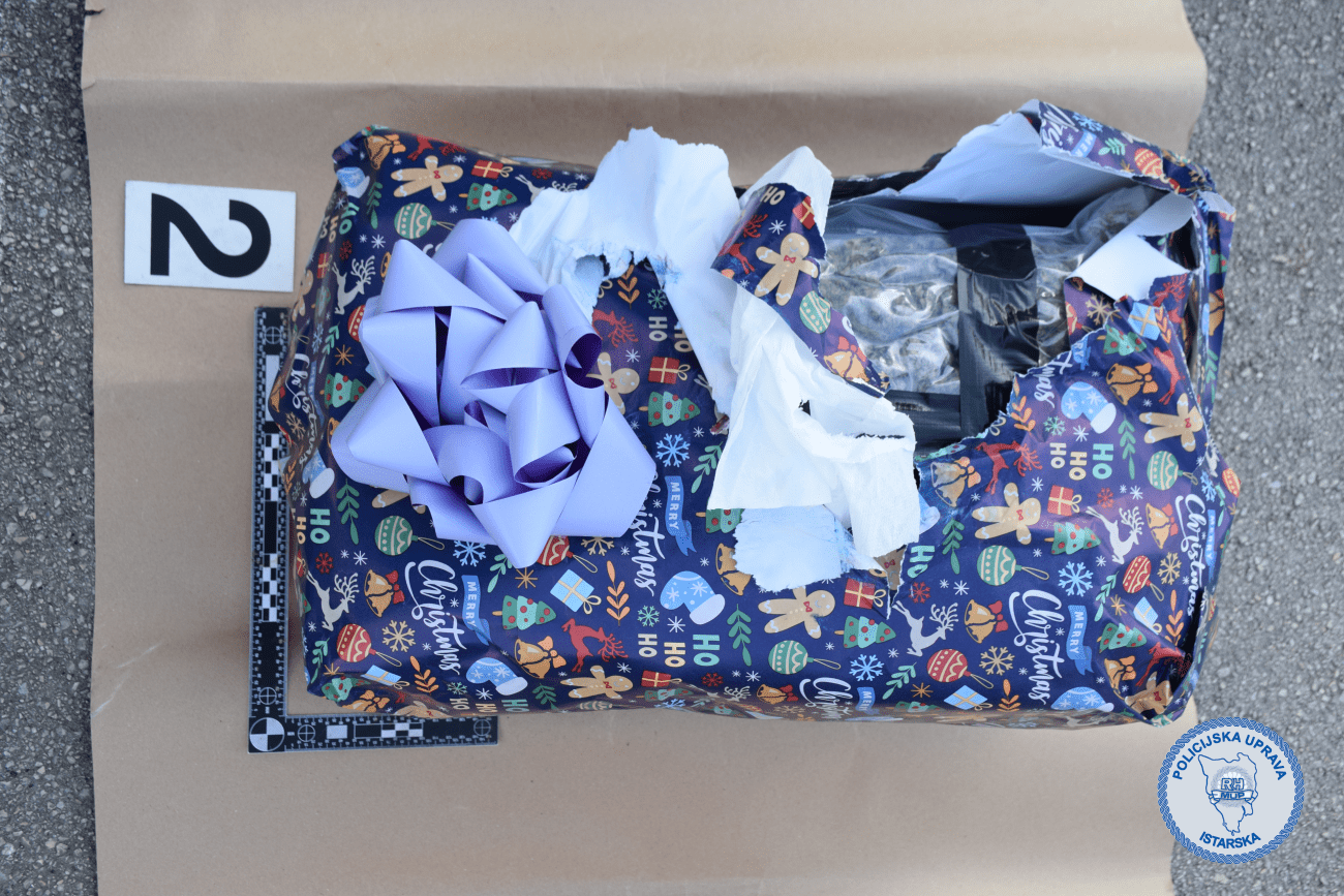 Paketi izgledali kao božićni pokloni, a unutra 11 kilograma marihuane