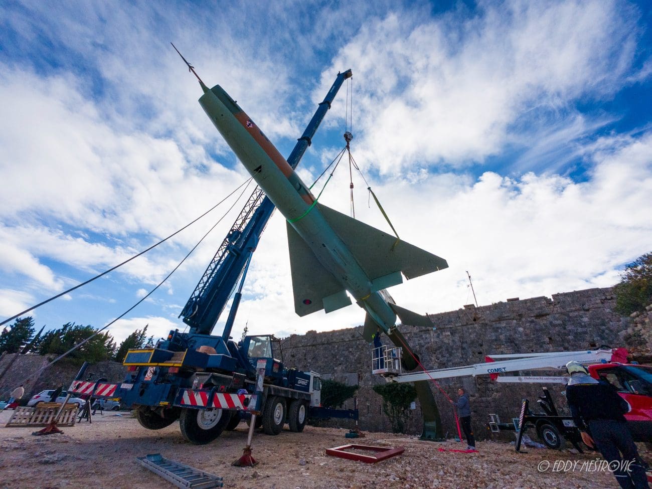FOTO/VIDEO MiG-21 postavljen na postolje na Srđu. Pogledajte ga
