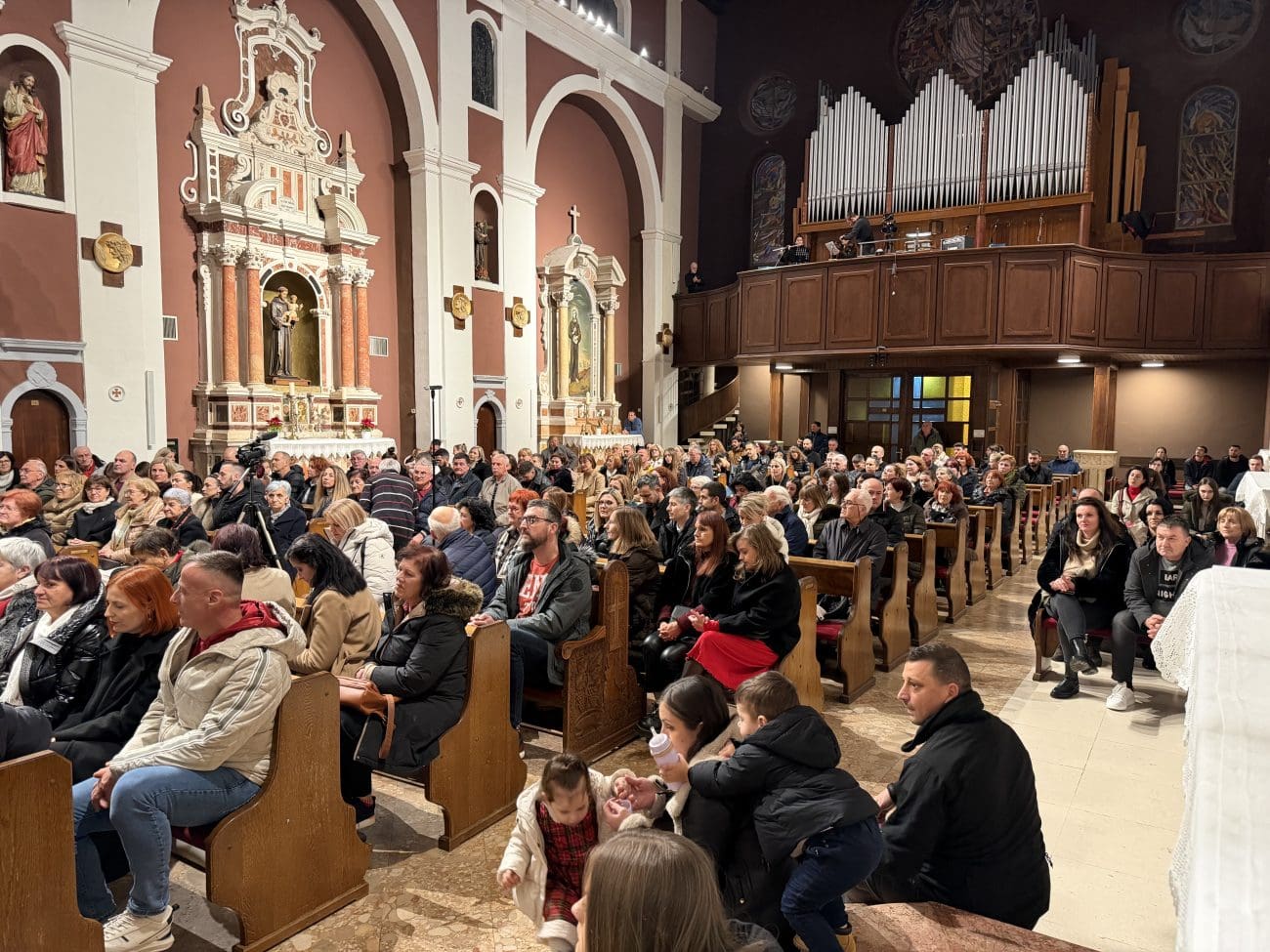 Božićno-novogodišnji koncert Gradske glazbe Sinj ispunio Baziliku do posljednjeg mjesta