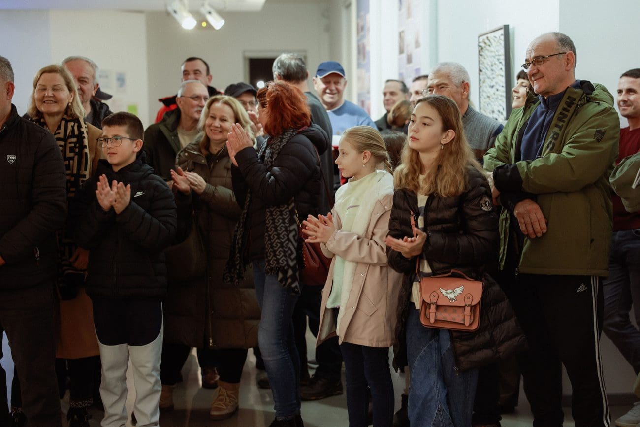 U prepunoj Gradskoj galeriji Sikirica otvorena izložba u sjećanje na Borisa Buljana