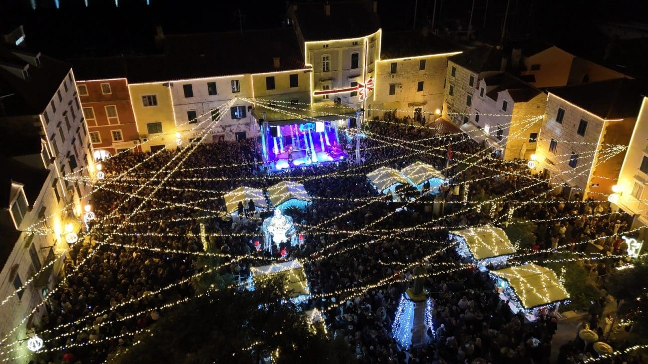 FOTO Ovako je sinoć izgledao Kačićev trg u Makarskoj. Pogodite tko je pjevao