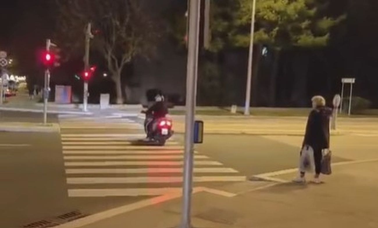 VIDEO Ovo se ne viđa svaki dan: motociklist u Splitu šokirao prolaznike