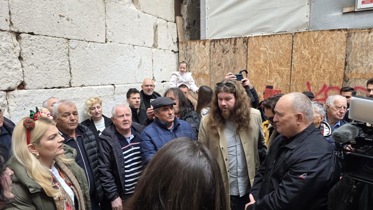 VELIKE GUŽVE ZA KLAPE ISPOD URE Nastavila se klapska tradicija, Splićani u centru grada uživali u klapskoj pismi