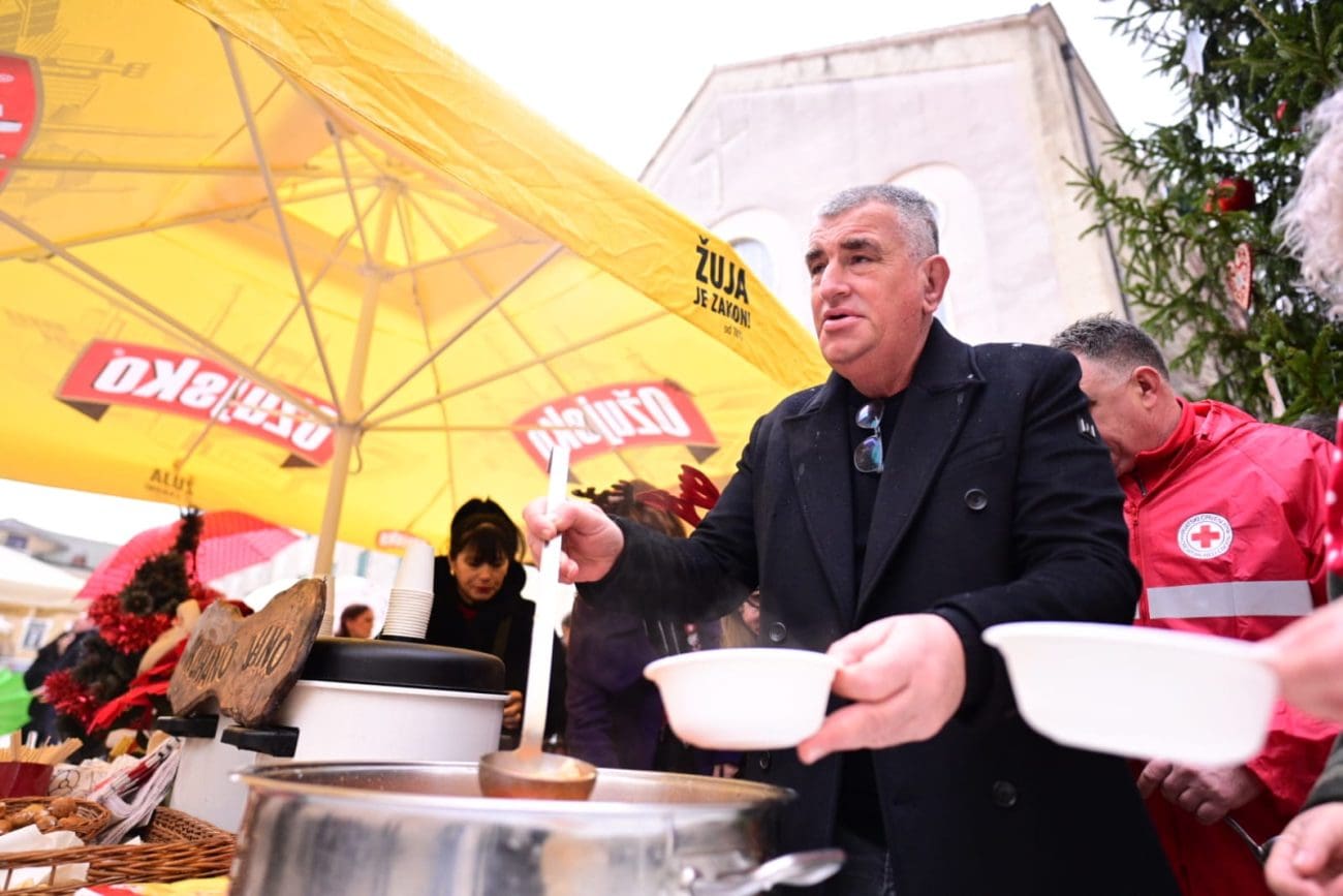 Blagdanski stol na Badnjak u Sinju, Bulj dijelio bakalar
